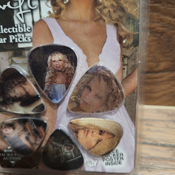 Taylor Swift Debut Album Collectable Holographic Guitar Picks - Picture 4 of 8